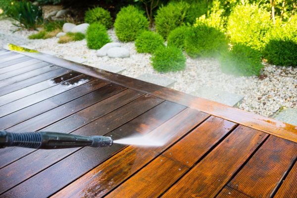 Deck Cleaning in Waterloo